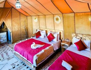 メルズーガにあるMerzouga Marvelous Campのテントの中にベッドが2つある寝室