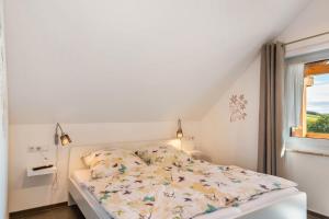 a white bed in a room with a window at Pur Wohnen - Wohnung Fernsicht in Niederreutern
