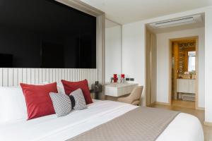 Postel nebo postele na pokoji v ubytování The Ozone Scarlet Grey Golf View Bangtao + 52 fotografií