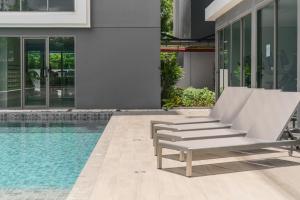 Bazén v ubytování The Ozone Scarlet Grey Golf View Bangtao nebo v jeho okolí