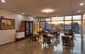 a dining room with tables and chairs in a restaurant at Hotel Nacional Inn Piracicaba in Piracicaba