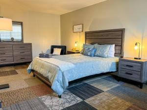 une chambre avec un grand lit et une chaise dans l'établissement NEW - Mins to Manchester - Concord - Riverfront, à Hooksett