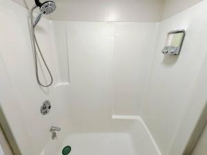 La salle de bains blanche est pourvue d'une douche. dans l'établissement NEW - Mins to Manchester - Concord - Riverfront, à Hooksett 21 autres photos