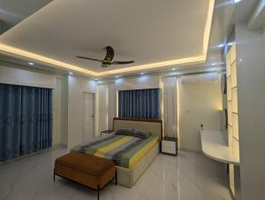 Postel nebo postele na pokoji v ubytování Khonikaloy 9 3BHK in Banasree C Block