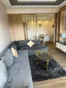 una sala de estar con un sofá y una mesa en Beautiful apartment with a beautiful view, en Kenitra