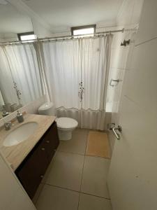 Koupelna v ubytování Residential apartment in Ñuñoa + 25 fotografií