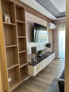 Una sala de estar con un televisor en la pared. en Beautiful apartment with a beautiful view, en Kenitra
