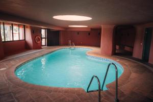una gran piscina en una habitación de hotel en Luxury Sea View Oasis EHHouse, en Estepona