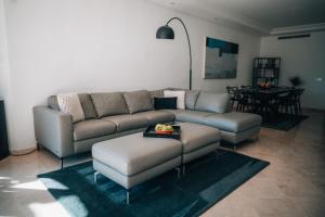 una sala de estar con un sofá y una mesa en Luxury Sea View Oasis EHHouse, en Estepona