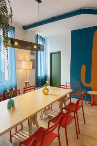 a conference room with a table and chairs at Chambre privée "Jaune" - Maison partagée in Amiens