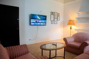 TV a/nebo společenská místnost v ubytování Tinian Island Haven, Emerald Unit Apartment