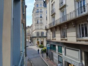 eine leere Straße in einer Stadt mit hohen Gebäuden in der Unterkunft Lemov'Inn, central historic apartment in Limoges