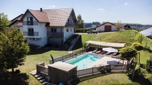 een luchtfoto van een huis met een zwembad bij Relax Guest House Marjanca in Rogaška Slatina