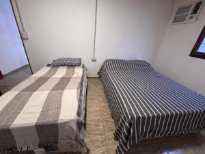 two beds sitting next to each other in a room at La morada del Norte in Roque Sáenz Peña