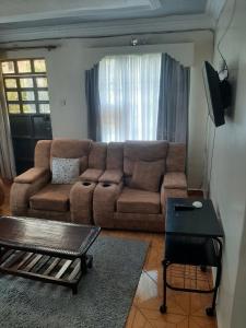 Гостиная зона в 2 bedroom home Runda Rosslyn Riviera