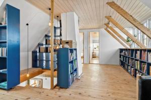 Una biblioteca en casa con estanterías y una escalera. en 20611-Samso-Brundby-Hovedgade-66, en Brundby