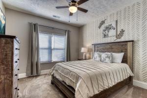 Кровать или кровати в номере Saddleback Retreat Cozy 4br W Screened Porch
