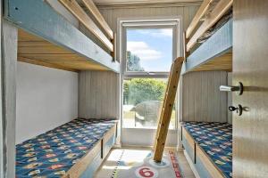 een kamer met twee stapelbedden en een raam bij SB119-Sydals-Mollebakken-9 in Sønderby