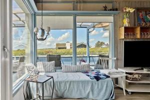een woonkamer met een bed en een groot raam bij SB119-Sydals-Mollebakken-9 in Sønderby