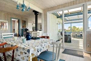 een eetkamer met een tafel en stoelen en een keuken bij SB119-Sydals-Mollebakken-9 in Sønderby +15 foto's