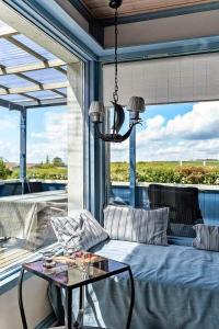 een woonkamer met een bank en een tafel bij SB119-Sydals-Mollebakken-9 in Sønderby