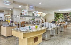a restaurant with a buffet line with food on display at Hotel Nacional Inn Piracicaba in Piracicaba