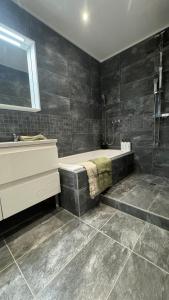 Bilik mandi di Cocon urbain avec le jardin secret