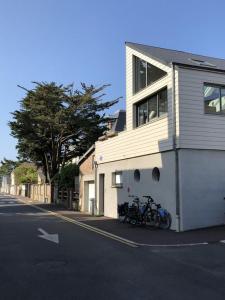 a group of bikes parked next to a building at Villa Le Rubis in Agon Coutainville