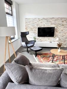 a living room with a couch and a tv at Beautiful Apartment Köln 15 Min to Phantasialand in Hürth