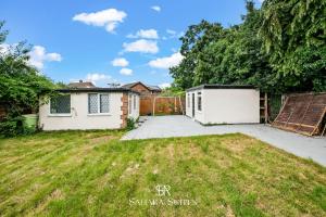 a yard with a house and a fence at Spacious 6BR - Woodley Stay - Sleeps 13 - Near City Hub - Parking in Woodley