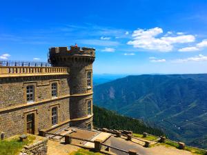 un edificio in cima a una montagna con vista di Maison des Cévennes - Refuge ad Arphy