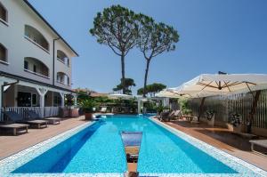 The swimming pool at or close to Hotel Eden