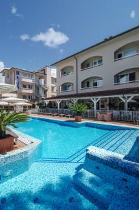 The swimming pool at or close to Hotel Eden