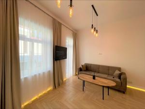 Televisyen dan/atau pusat hiburan di Picturesque Old Town Apartment with Charming Balcony