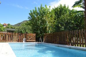 Hồ bơi trong/gần Gosén Cabañas y Suites