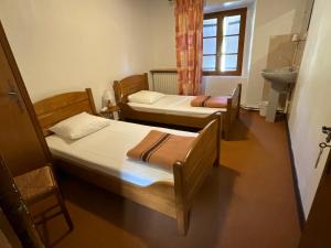 2 posti letto in una camera con lavandino e lavandino di Maison des Cévennes - Refuge ad Arphy