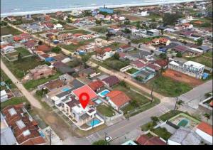 una vista aérea de una ciudad con un marcador rojo en Residencial Day off, en Guaratuba