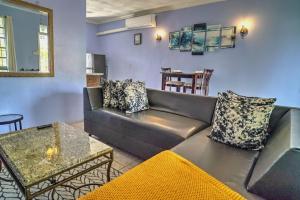 拿骚A rare find的客厅里有一张沙发和一张桌子。