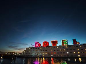 阿姆斯特丹布特尔酒店的夜间建筑物顶部的标志