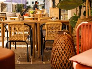 einen Holztisch und Stühle in einem Restaurant in der Unterkunft Novotel Paris Pont De Sevres in Sèvres