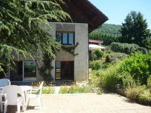 a house with a table and chairs in a garden at Parc Splendide,Vue Imprenable in Eybens