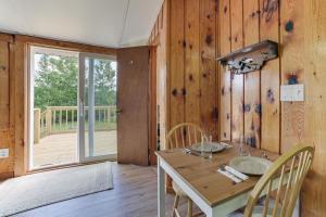 Fotografie z fotogalerie ubytování Walk to the Lake! Lower Peninsula Cabin Retreat v destinaci Lupton + 20 fotografií