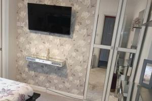 TV a/nebo společenská místnost v ubytování Beach Apartment - Sleeps 4 Garden & Parking