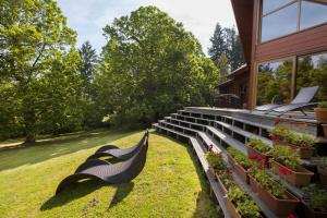 a group of benches in a yard with plants at Chambres d'Hôtes Le Chalet in Condat-sur-Vienne