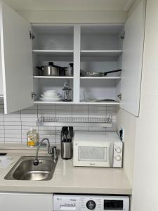 una cocina con fregadero y microondas en 2호선 신촌역 도보3분 3-min walk from Sinchon Station Line2, en Seúl