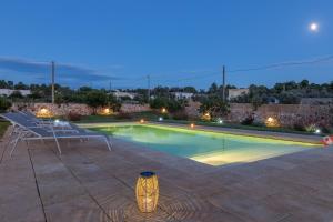 una piscina in un cortile posteriore di notte di Villa Incantesimo a Marina di Pescoluse