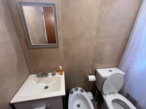 ラプラタにあるDepartamento amplio individualの洗面台、トイレ、鏡のあるバスルーム