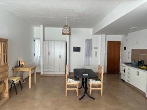 ラプラタにあるDepartamento amplio individualの部屋にテーブルと椅子のあるキッチン