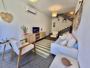 Μια τηλεόραση ή/και κέντρο ψυχαγωγίας στο Casa em Taipu de Fora com Piscina - 100m da Praia