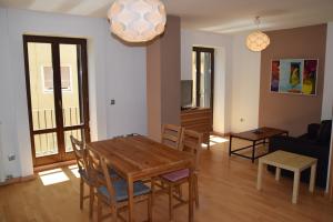 una sala da pranzo e un soggiorno con tavolo e sedie. di Apartamentos Zaragoza Coso a Saragozza